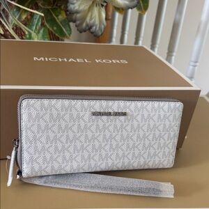Michael Kors Jet Set Travel Wallet Brand New Authentic 8.5x4